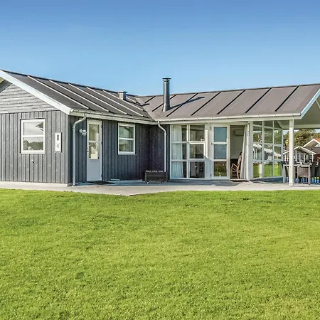 Three-bedroom In Semesterbostad *